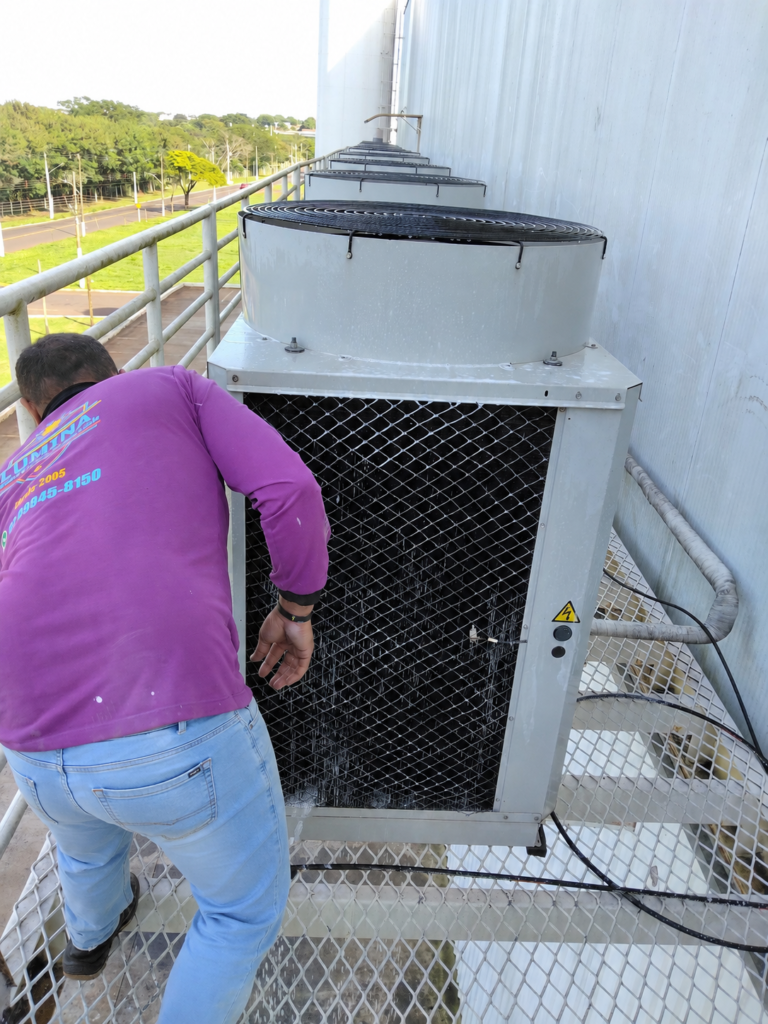 Empresa de manutenção comercial em Dourados MS realizando serviço técnico