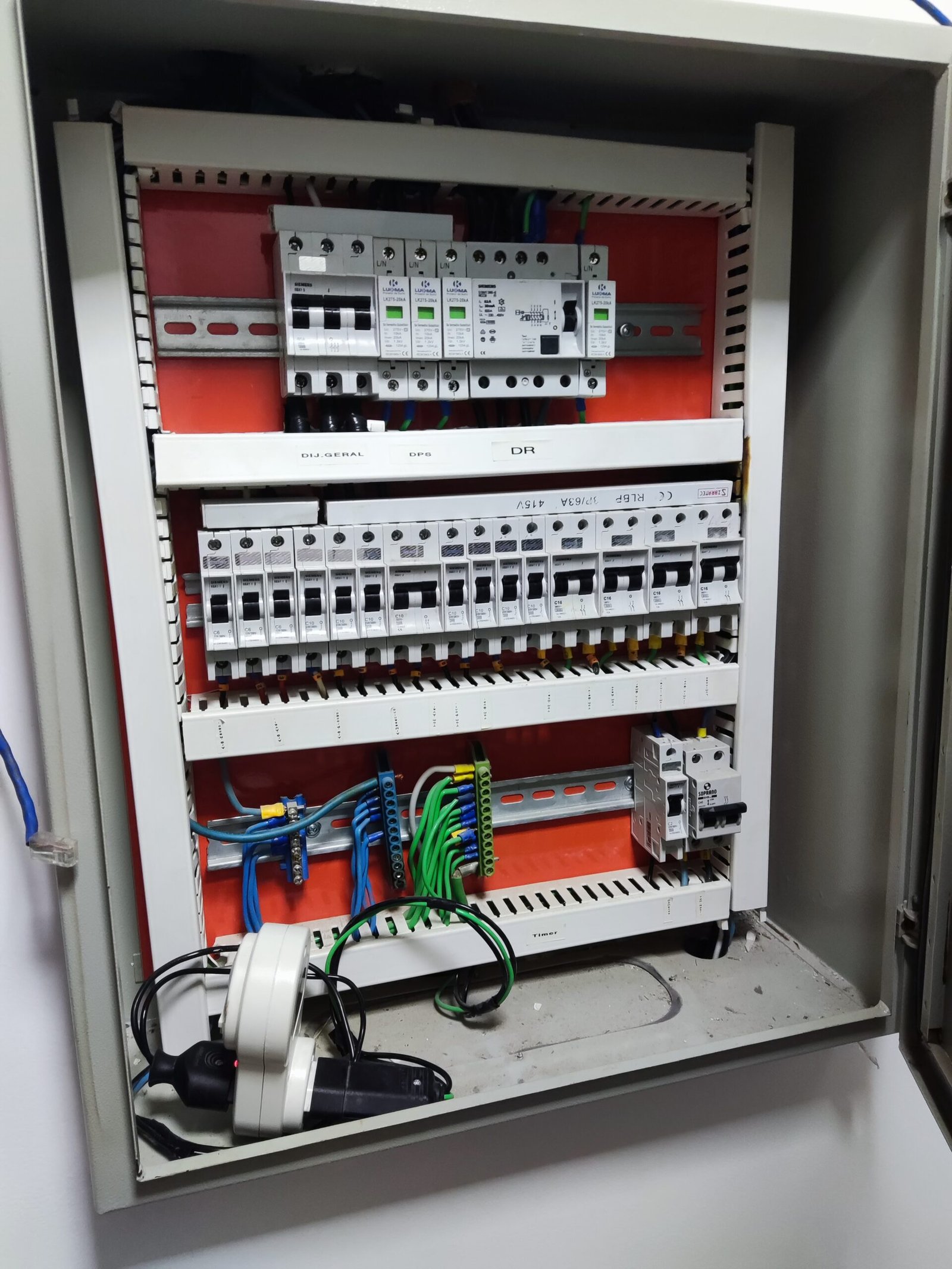 Painel elétrico em manutenção pela Lumina