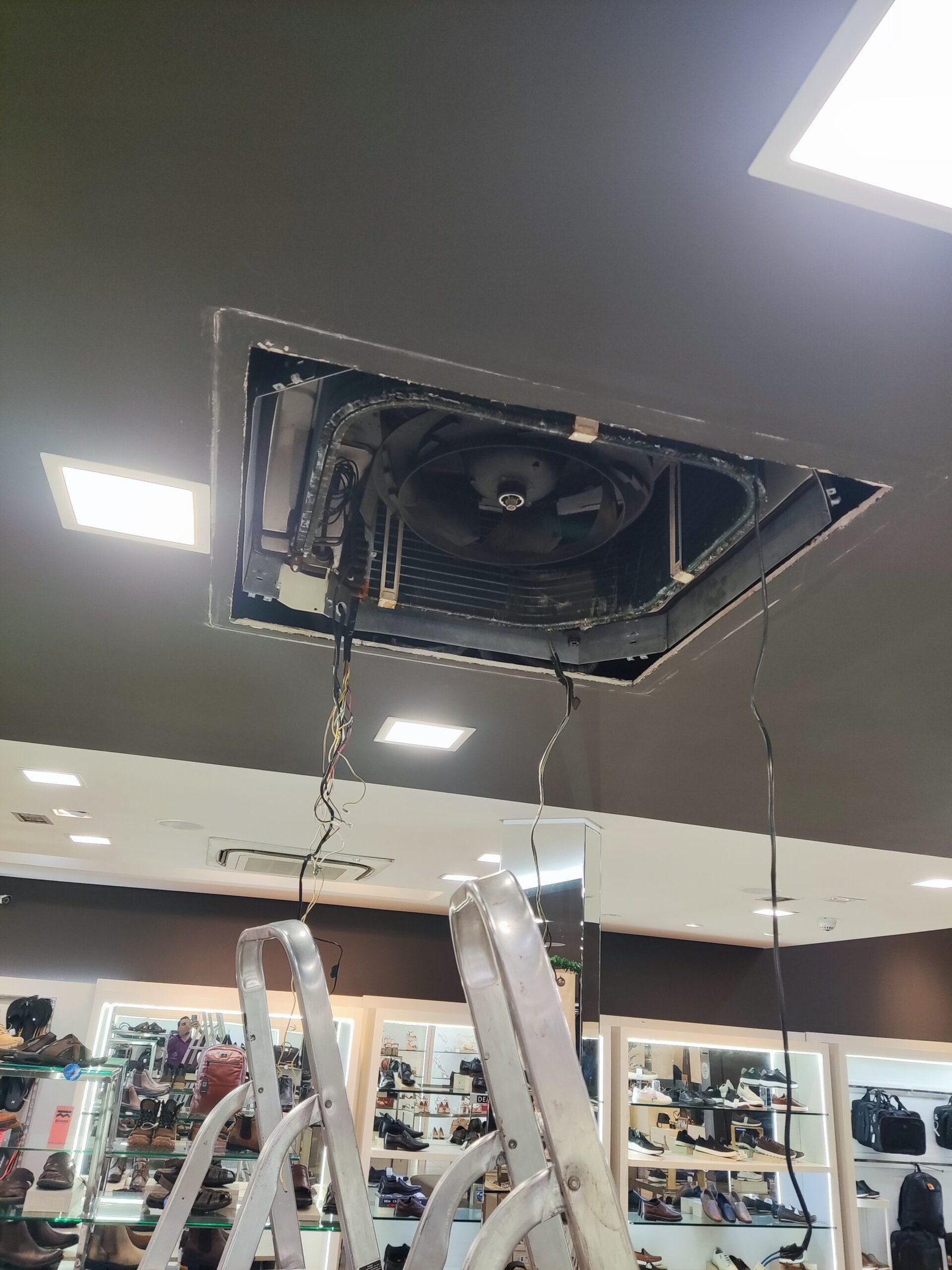 Manutenção de ar-condicionado cassete realizada pela Lumina