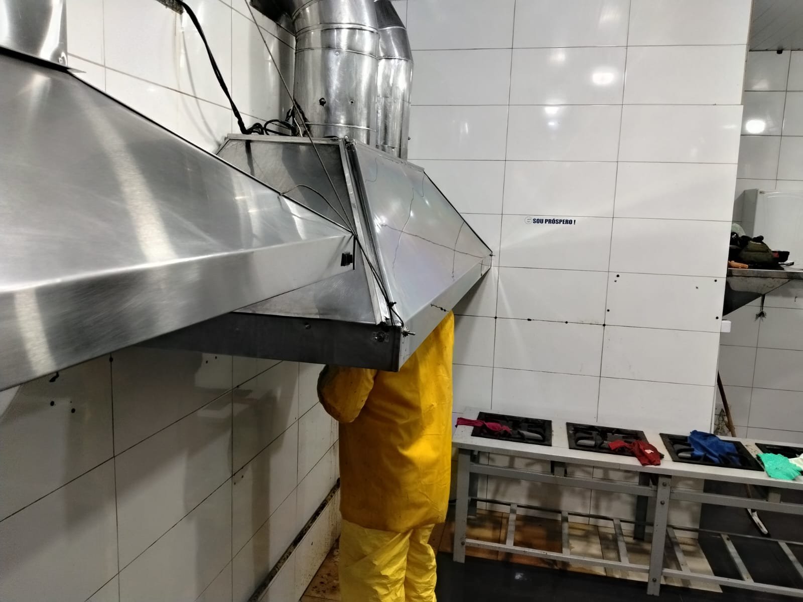Limpeza técnica de coifa comercial realizada pela Lumina